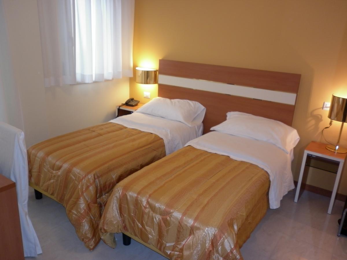 Hotel Gf Cesano Boscone Εξωτερικό φωτογραφία
